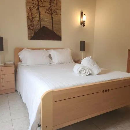 אכסניה Sunny House *